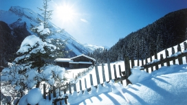 高清晰阿尔卑斯山滑雪围栏壁纸下载
