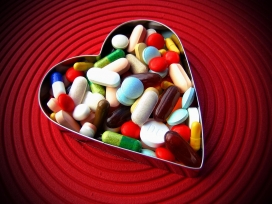 沉迷的爱-装满药品药物的爱心盒子