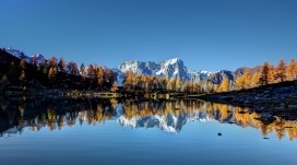 高清晰雪山湖倒影美景壁纸