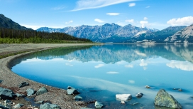 育空地区蓝湖美景