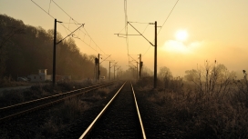 罗马尼亚冬季日落下的铁轨