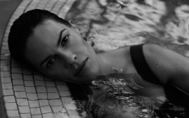 游泳池里的美国影视演员希拉里・斯旺克黑白人像