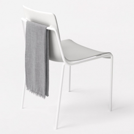 堆叠椅子-日本Nendo工业设计师作品-设计师采用简单的粉末涂覆在金属框架支制成外壳