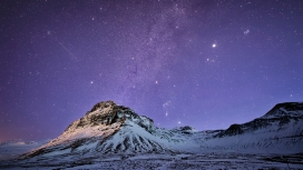 雪山紫色星空美景壁纸