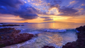 日落下的海洋岩石岸云