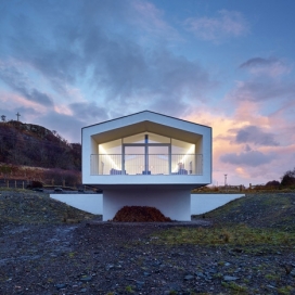 海滨别墅-位于苏格兰西海岸的区域，设有玻璃基地抱和悬臂式，可以伸出朝大海，含三间玻璃底卧室，有一个不透明的端壁，是一个不错的开放式起居区空间