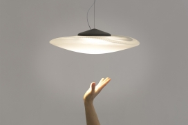 火烈鸟环灯-一个圆形的吊灯，看起来好像它是回旋在空气中,整体采用玻璃灯罩，这似乎像一个不明飞行物或水母，看起来在空中漂浮，让人唤起奇思妙想趣味性的感觉