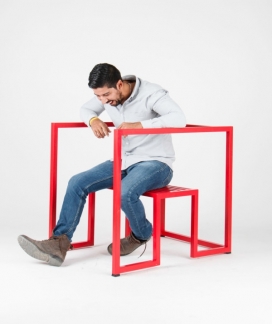 一个精简几何的红色方框椅子设计-所有无关的细节被删除，留下了真实的设计和功能结构