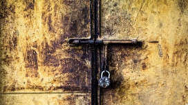 锈迹斑斑的铁门与锁