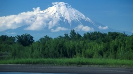 高清晰雪山火山口壁纸