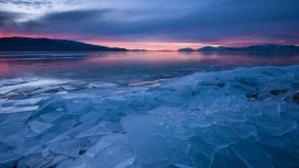夕阳下的冰湖美景