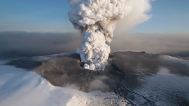 冰岛埃亚菲亚德拉-火山灰爆发壁纸