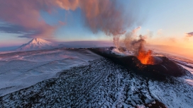 火山喷发的雪峰