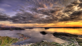 黄昏下航拍的挪威渔港小镇美景