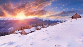 日落下的雪峰小屋树