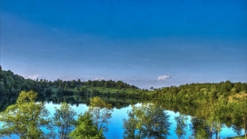 漂亮的蓝湖绿树