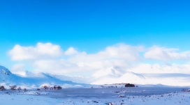 蓝天下的雪山壁纸