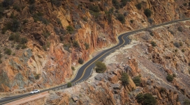 高清晰有风的滨海公路