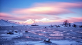 高清晰粉红色雪山美景壁纸