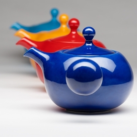 BULB tea-set 2.0-中西合璧的俏皮的陶器茶壶设计-精致曲线，符合人体工程学，三件套，颜色有钴蓝色，红色，绿松石和黄色