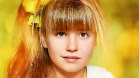 高清晰金色年轻女孩的肖像