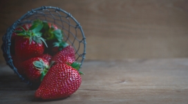 高清晰红色篮子里的草莓