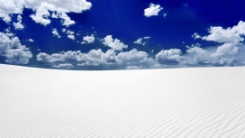蓝天白云下的白色沙漠