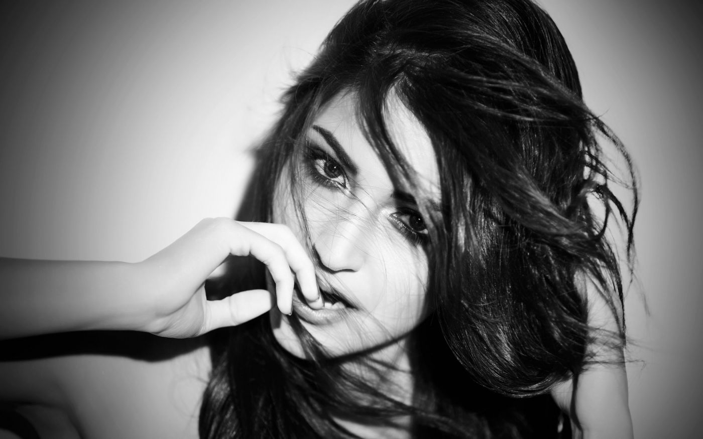 高清晰印度女模特演员-安努舒卡莎玛黑白壁纸