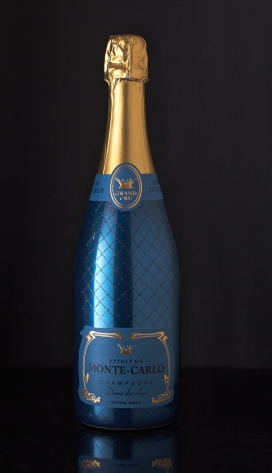 优雅金箔纹理浮雕排版的香槟酒-让人联想到蒙特卡罗惊人的沙滩