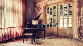 复古的三角钢琴与房间