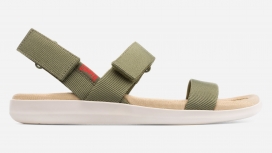 贾斯珀・莫里森参照日本木屐设计的拖鞋-以简单的白色鞋底和榻榻米鞋垫为特色