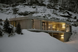 挪威峡湾谷冬季小屋
