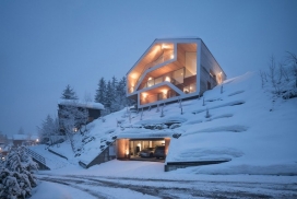 陡峭山坡的瑞士小木屋