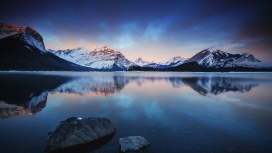 高清晰蓝色湖光美景壁纸