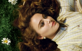 高清晰躺着的美国女演员娜塔丽・波特曼壁纸