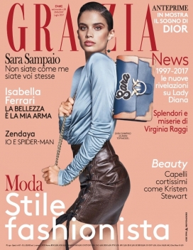 莎拉桑帕约-意大利的魅力因子-Grazia杂志-黑发尤物穿衬衫和皮裙与左倾的定制袋形成对比，一副迷人的外表