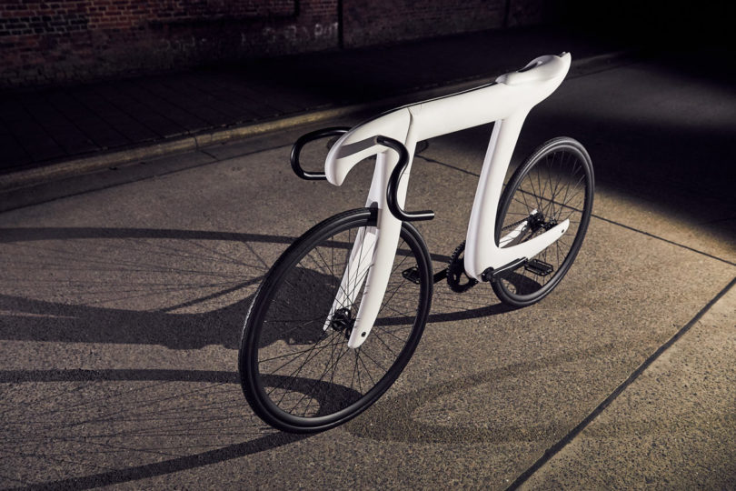 thepi黑白时尚自行车一个固定齿轮的自行车以手工制作碳纤维车架π