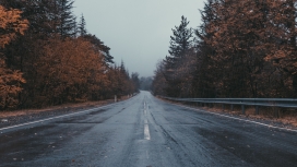 高清晰雨后的双黄线马路壁纸