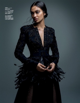 莎琳娜・莎克穿着Karl Simone为Vogue Arabia设计的奢华外观