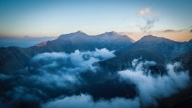 高清晰环绕高山的白云壁纸