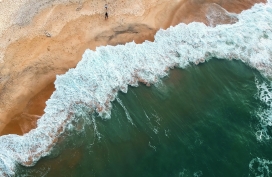 高清晰俯拍海浪沙滩壁纸