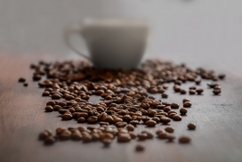 高清晰咖啡豆与咖啡杯壁纸