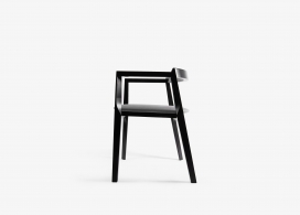 Chair AERO-像一个螺旋桨的黑色扶手椅，拥有非常微妙和流畅的线条