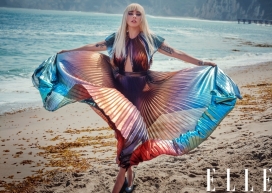 Lady Gaga的梦幻造型-ELLE英国-带有刘海铂金金发发型