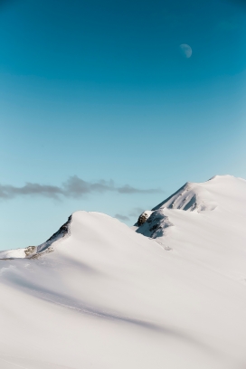 高清晰可以看见月亮的雪山峰壁纸