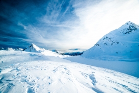 高清晰唯美冬季雪山壁纸