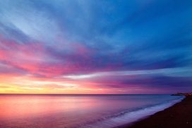 高清晰紫蓝湖海滨风景壁纸