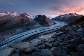 蜿蜒的雪山路