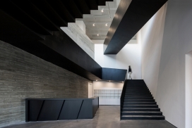 深圳1090平米黑色楼梯的至美术馆