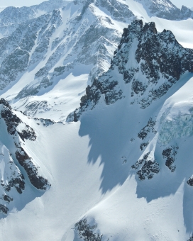 高清晰雪山峰壁纸